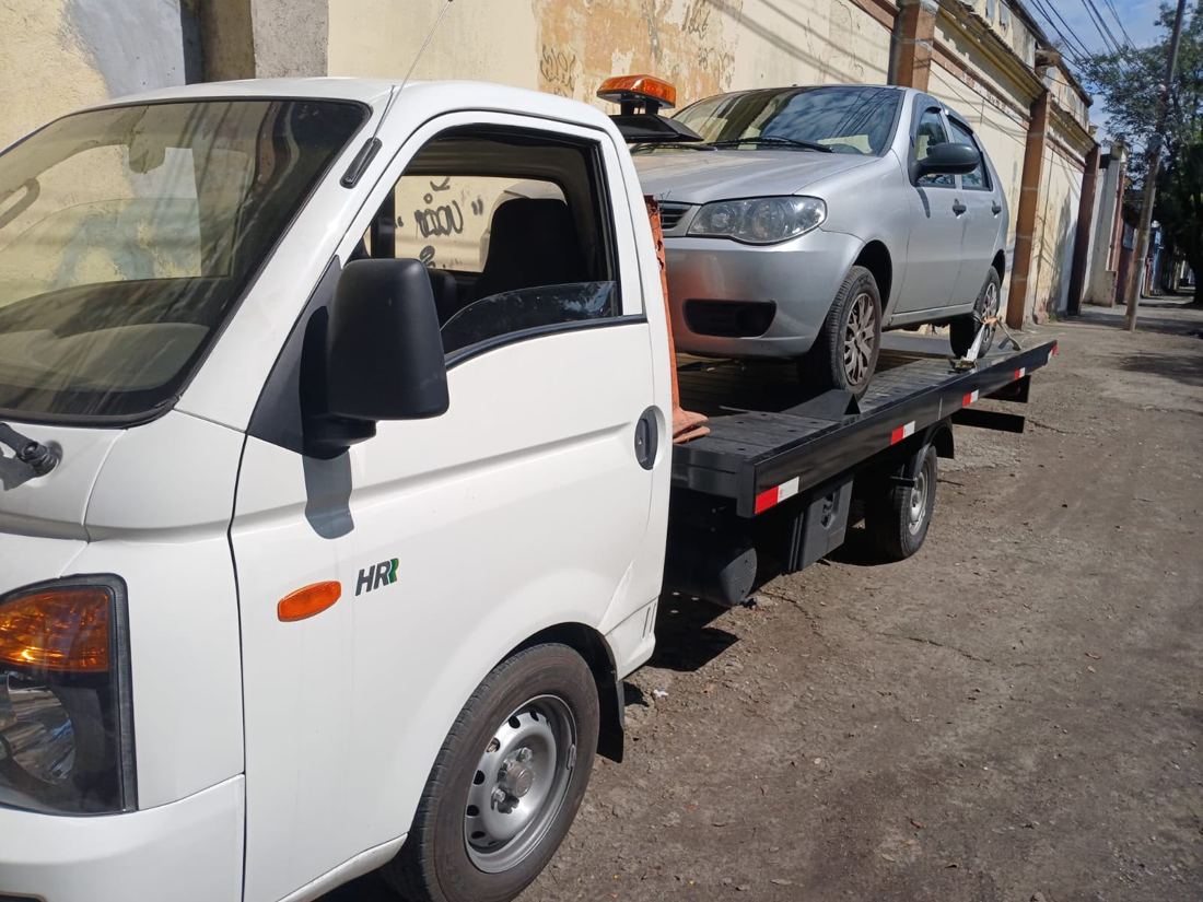 Guincho com carro prata