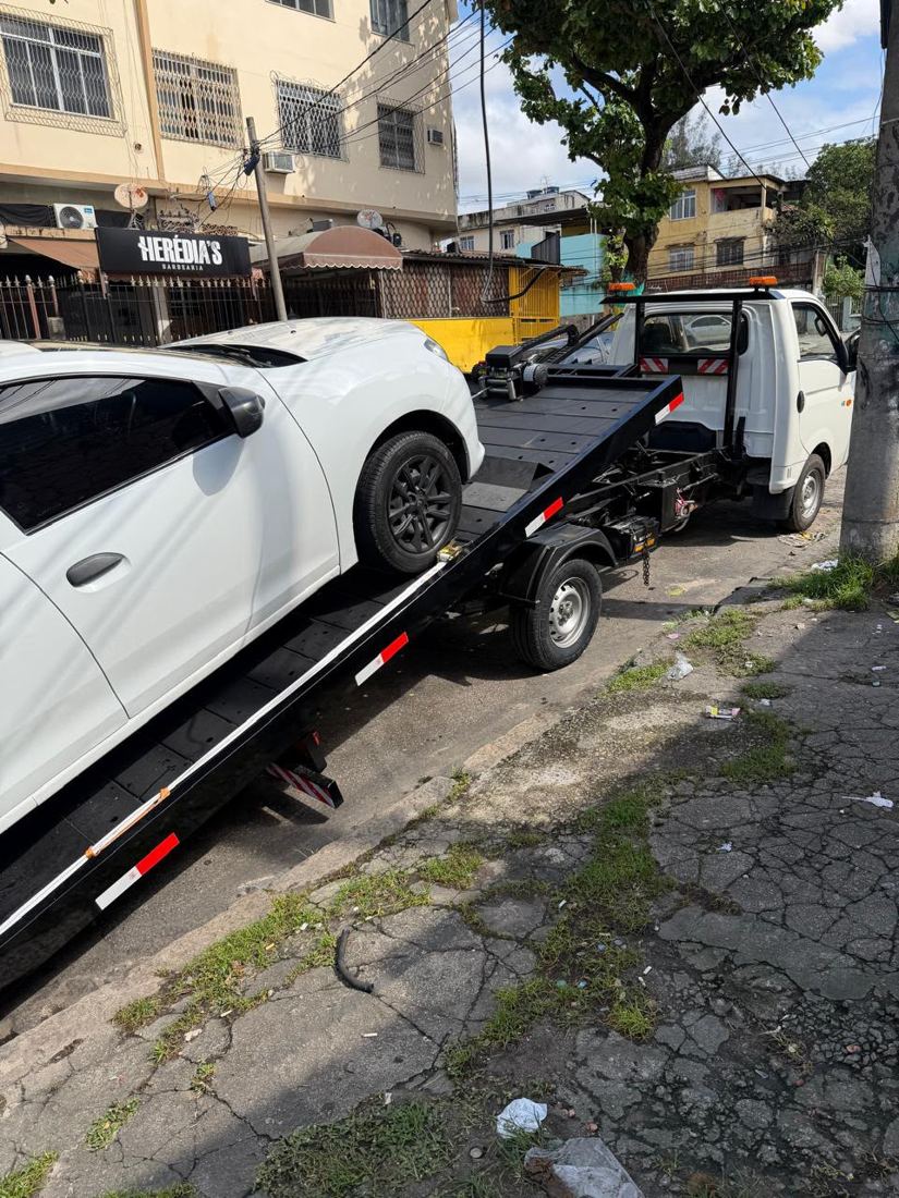 Carro sendo carregado na plataforma
